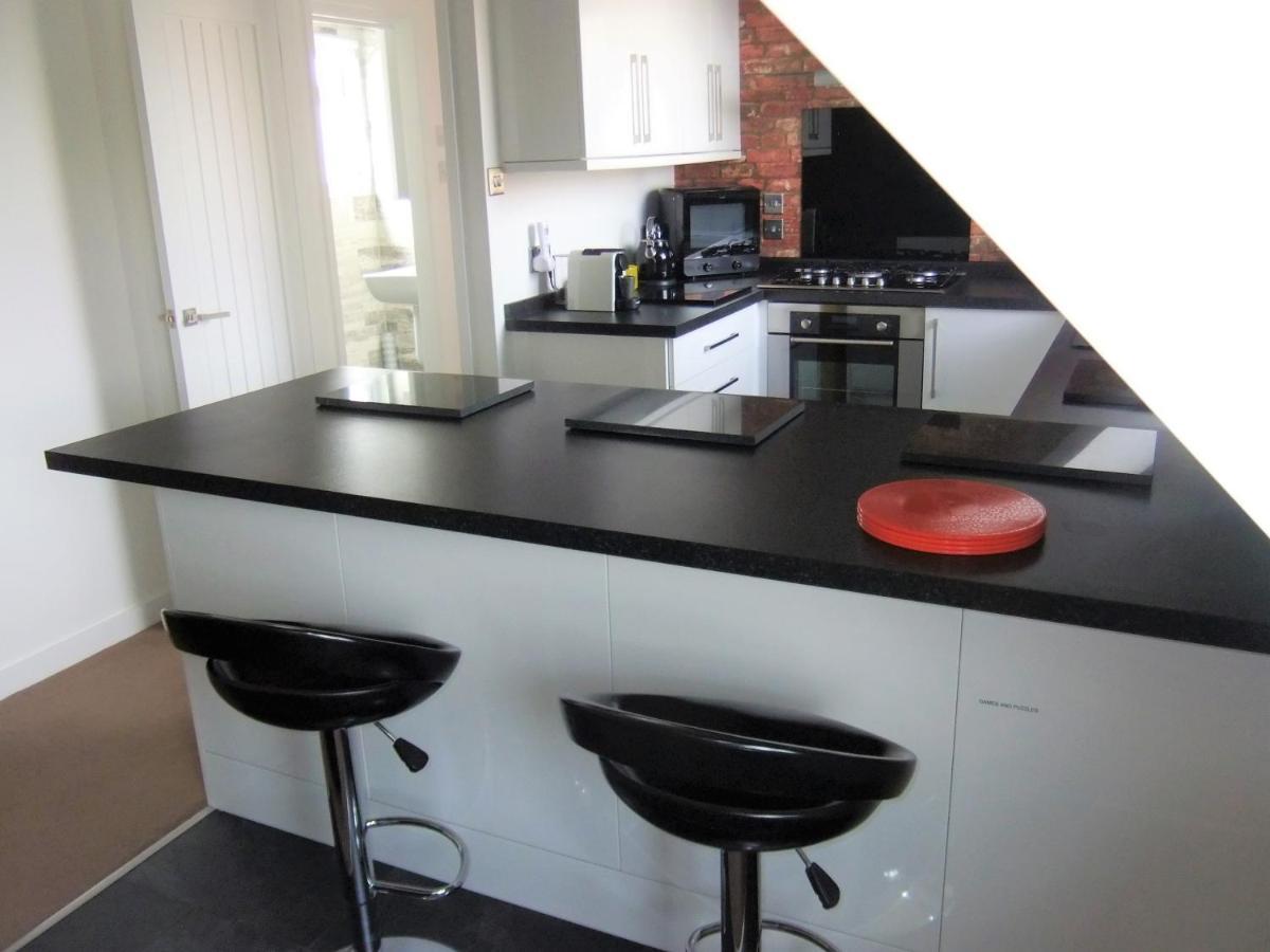 The Hideaway - Luxury Self Catering Coastal Apartment With Private Entrance & Key Box Entry Just A Few Minutes Walk To The Beach, Solent Way Walk, Shops And Many Eateries & Bars - Free Off Road Parking,Full Kitchen, Lounge,Bedroom , Bathroom & Wi-Fi Lymington Esterno foto