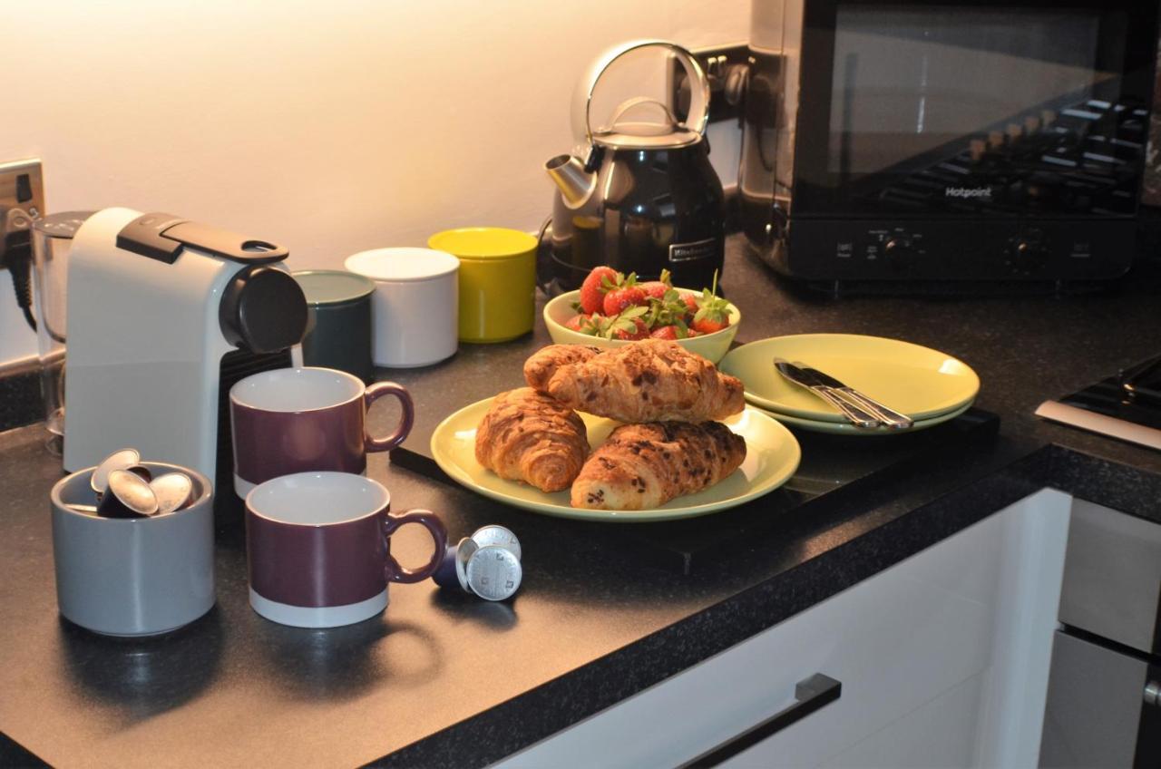 The Hideaway - Luxury Self Catering Coastal Apartment With Private Entrance & Key Box Entry Just A Few Minutes Walk To The Beach, Solent Way Walk, Shops And Many Eateries & Bars - Free Off Road Parking,Full Kitchen, Lounge,Bedroom , Bathroom & Wi-Fi Lymington Esterno foto