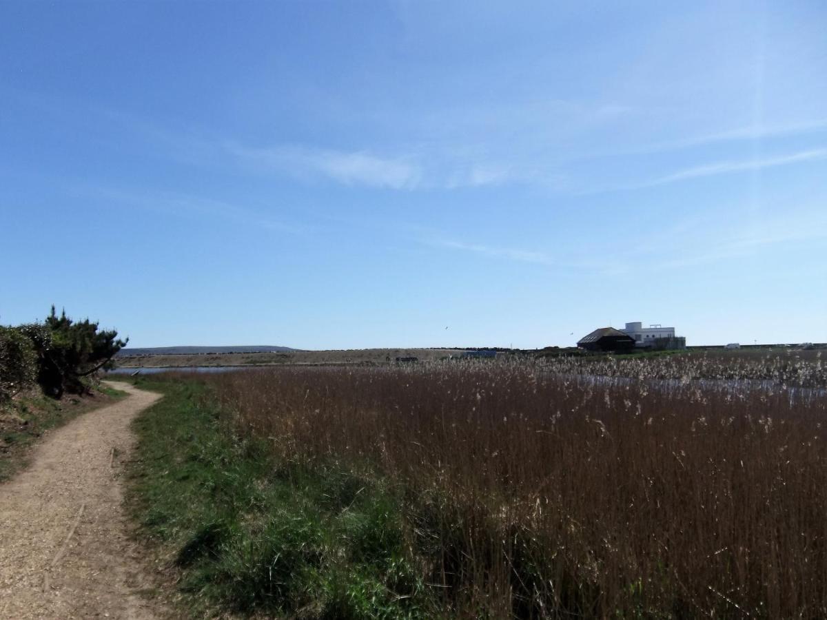 The Hideaway - Luxury Self Catering Coastal Apartment With Private Entrance & Key Box Entry Just A Few Minutes Walk To The Beach, Solent Way Walk, Shops And Many Eateries & Bars - Free Off Road Parking,Full Kitchen, Lounge,Bedroom , Bathroom & Wi-Fi Lymington Esterno foto