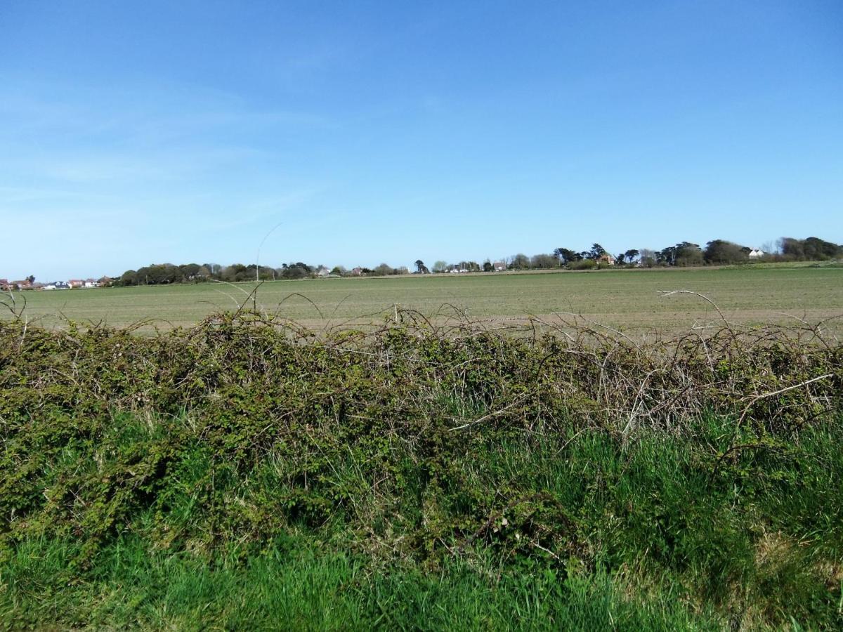 The Hideaway - Luxury Self Catering Coastal Apartment With Private Entrance & Key Box Entry Just A Few Minutes Walk To The Beach, Solent Way Walk, Shops And Many Eateries & Bars - Free Off Road Parking,Full Kitchen, Lounge,Bedroom , Bathroom & Wi-Fi Lymington Esterno foto