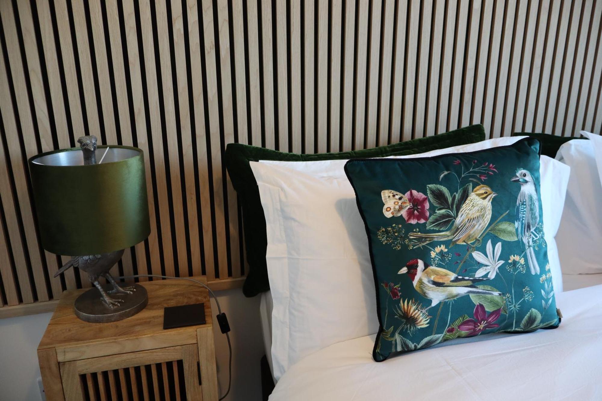The Hideaway - Luxury Self Catering Coastal Apartment With Private Entrance & Key Box Entry Just A Few Minutes Walk To The Beach, Solent Way Walk, Shops And Many Eateries & Bars - Free Off Road Parking,Full Kitchen, Lounge,Bedroom , Bathroom & Wi-Fi Lymington Esterno foto