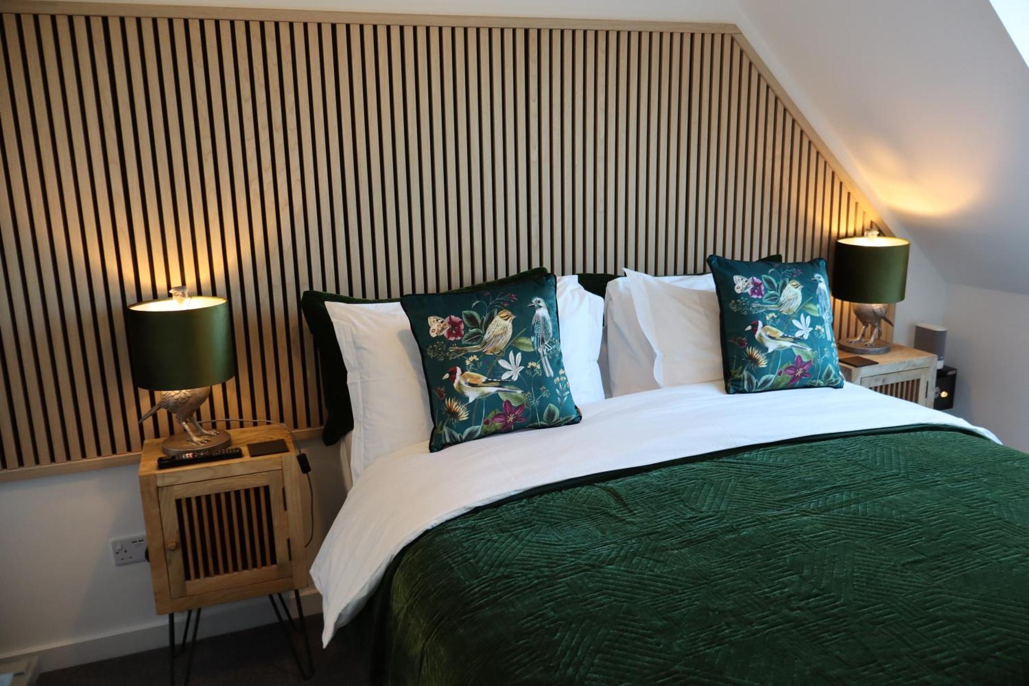 The Hideaway - Luxury Self Catering Coastal Apartment With Private Entrance & Key Box Entry Just A Few Minutes Walk To The Beach, Solent Way Walk, Shops And Many Eateries & Bars - Free Off Road Parking,Full Kitchen, Lounge,Bedroom , Bathroom & Wi-Fi Lymington Esterno foto