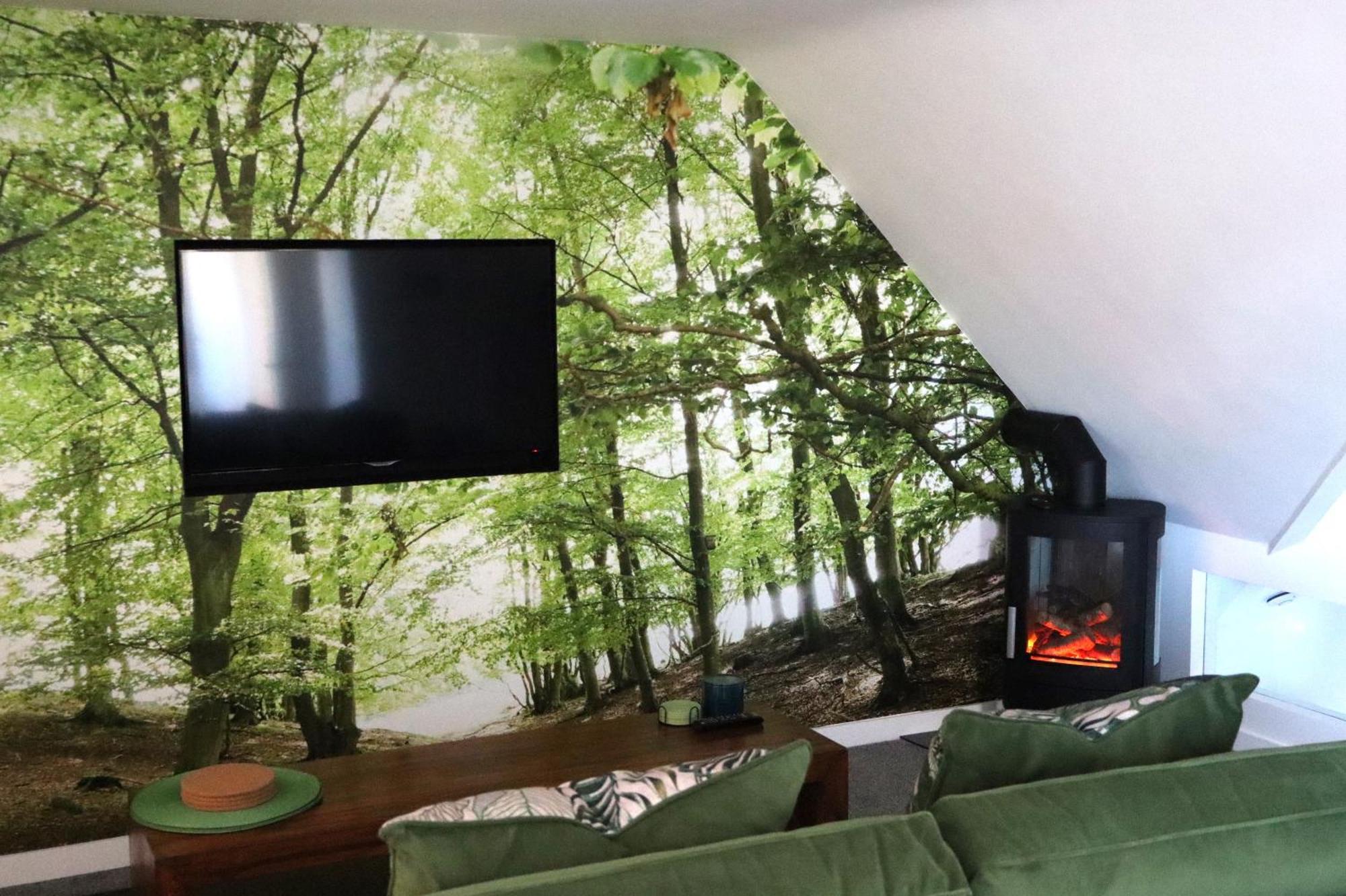 The Hideaway - Luxury Self Catering Coastal Apartment With Private Entrance & Key Box Entry Just A Few Minutes Walk To The Beach, Solent Way Walk, Shops And Many Eateries & Bars - Free Off Road Parking,Full Kitchen, Lounge,Bedroom , Bathroom & Wi-Fi Lymington Esterno foto