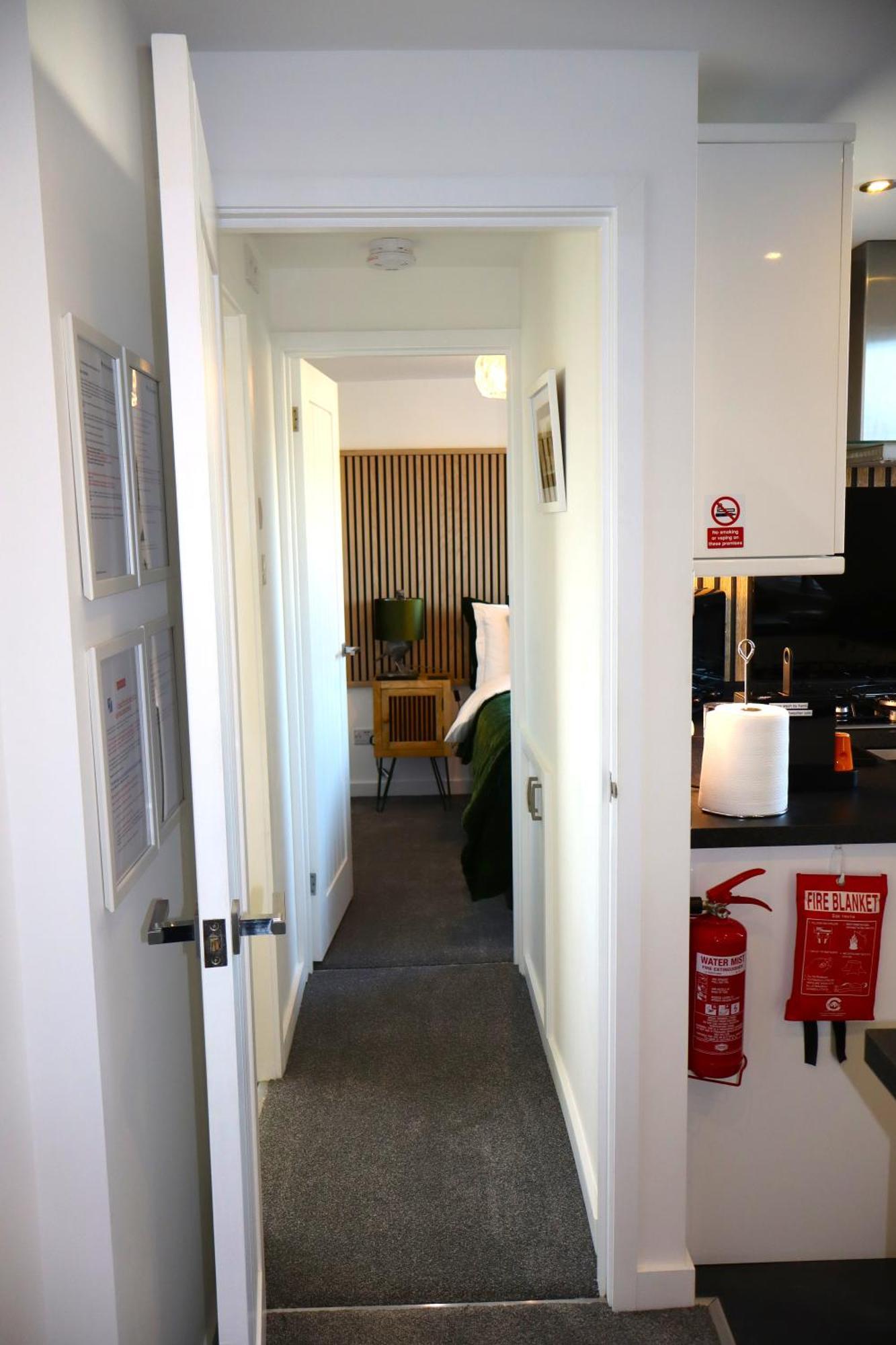 The Hideaway - Luxury Self Catering Coastal Apartment With Private Entrance & Key Box Entry Just A Few Minutes Walk To The Beach, Solent Way Walk, Shops And Many Eateries & Bars - Free Off Road Parking,Full Kitchen, Lounge,Bedroom , Bathroom & Wi-Fi Lymington Esterno foto