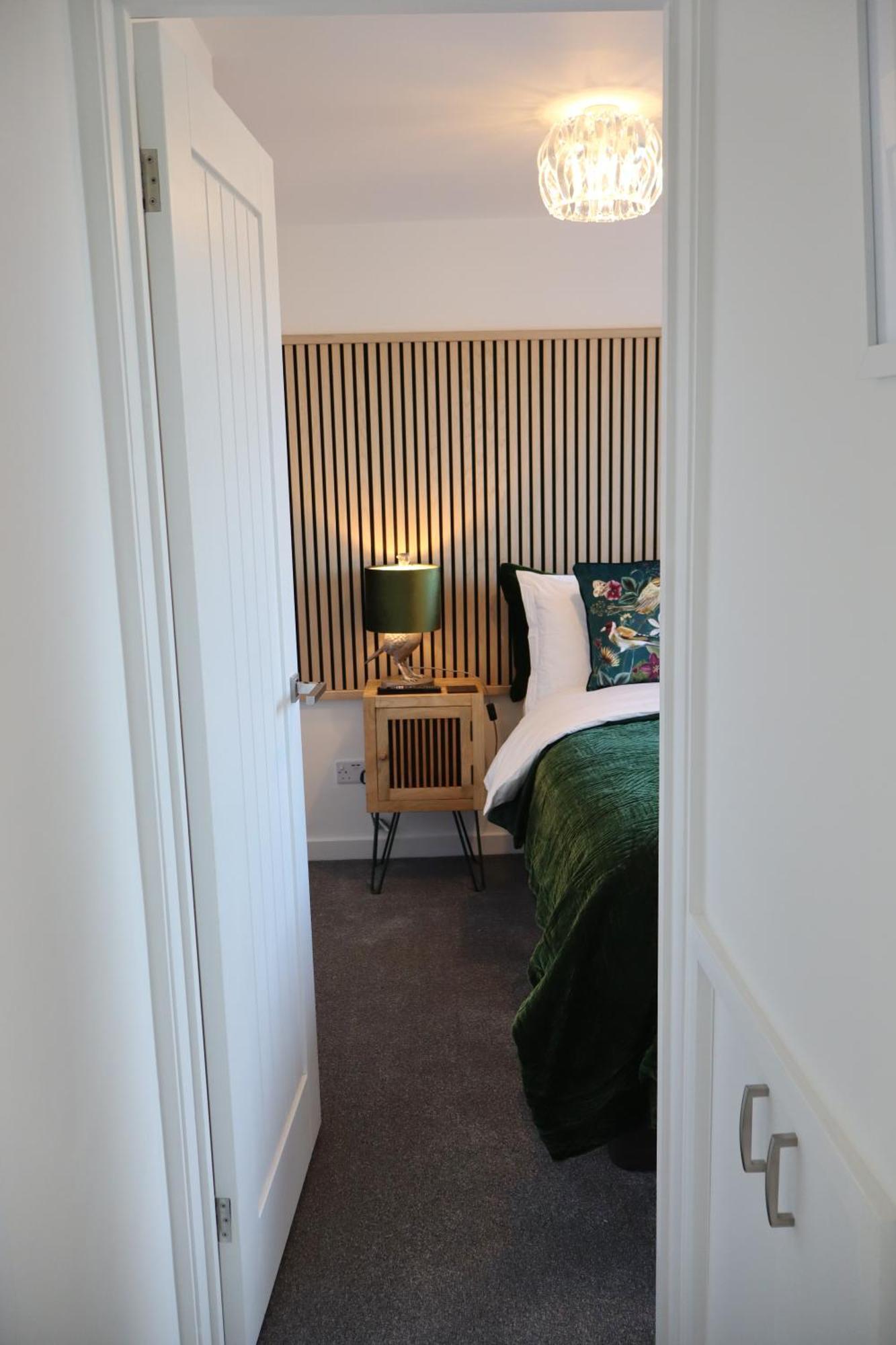 The Hideaway - Luxury Self Catering Coastal Apartment With Private Entrance & Key Box Entry Just A Few Minutes Walk To The Beach, Solent Way Walk, Shops And Many Eateries & Bars - Free Off Road Parking,Full Kitchen, Lounge,Bedroom , Bathroom & Wi-Fi Lymington Esterno foto