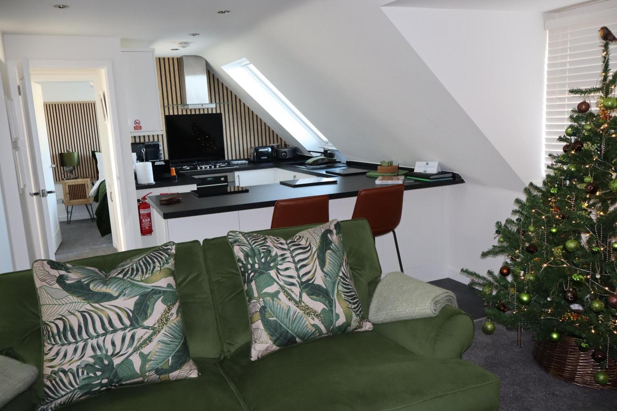 The Hideaway - Luxury Self Catering Coastal Apartment With Private Entrance & Key Box Entry Just A Few Minutes Walk To The Beach, Solent Way Walk, Shops And Many Eateries & Bars - Free Off Road Parking,Full Kitchen, Lounge,Bedroom , Bathroom & Wi-Fi Lymington Esterno foto